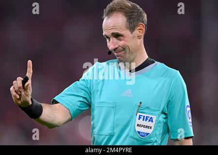 Arbitro Referee Sascha Stegemann indice del gesto dito, Allianz Arena, Monaco, Baviera, Germania Foto Stock