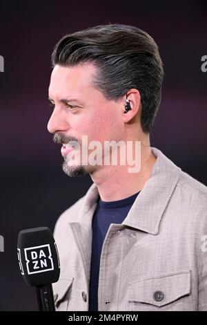 TV Pundit Sandro Wagner, intervistato da microfono, logo, DAZN, Allianz Arena, Monaco, Baviera, Germania Foto Stock