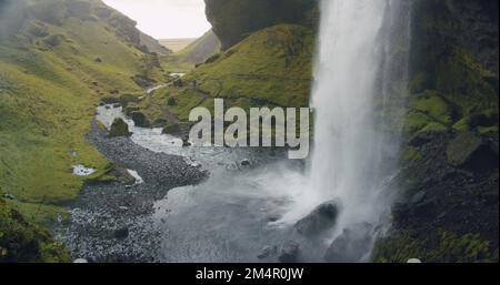 Bella cascata nascosta di Kvernufoss nella regione meridionale dell'Islanda Foto Stock