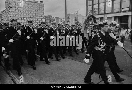 GDR, Berlino, 07. 10. 1988, parata militare NVA per il 39th° giorno della Repubblica, Marina del Popolo, Alexanderplatz Foto Stock