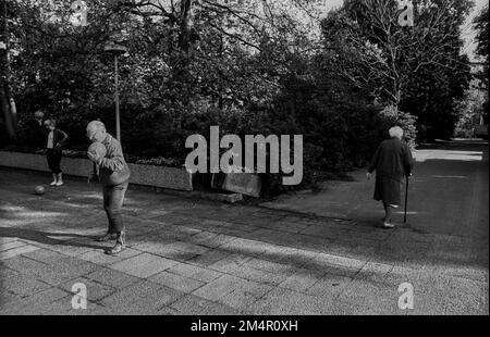 GDR, Berlino, 07. 05. 1989, Monbijoupark, donna anziana, anziani che praticano sport Foto Stock