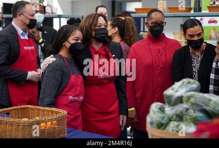 Il Vice Presidente degli Stati Uniti Kamala Harris pone per una foto con Brianna Taylor di 16 anni, mentre lei e il secondo Gentleman Doug Emhoff consegnano patate e cipolle al tavolo Marthas giovedì 22 dicembre 2022 a Washington, DC. Il Vice Presidente e il secondo Gentleman si uniscono ad altri volontari per aiutare i residenti locali a raccogliere i prodotti alimentari per le vacanze. Marthas Table serve le comunità locali attraverso l'attuazione di programmi di istruzione accreditati a livello nazionale, l'associazione di un sano accesso al cibo con servizi di salute fisica e mentale, e la promozione del successo familiare investendo in leader locali. Credito: Leigh Foto Stock