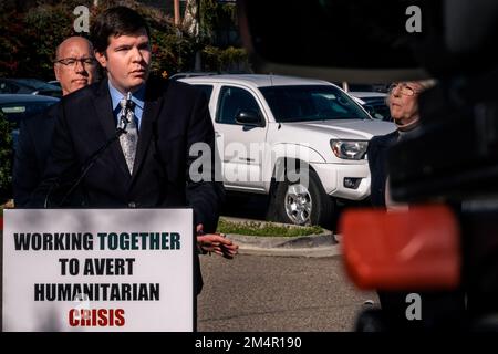 22 dicembre 2022: I politici della East San Diego County, i professionisti dell’istruzione e i professionisti della sanità si sono riuniti per chiedere al governatore della California Gavin Newsom e al presidente Biden di fornire risorse in grado di affrontare la “crisi entrante” dei migranti e dei richiedenti asilo quando il titolo 42 sarà ufficialmente terminato. Il gruppo ha evidenziato El Cajon come centro per il reinsediamento di migranti e rifugiati in California. Andrew Hayes, presidente del consiglio di amministrazione del distretto scolastico di Lakeside Union, afferma: “Quando si aumenta il numero di studenti con esigenze di apprendimento della lingua inglese, con servizi di salute mentale i nostri insegnanti sono alreed Foto Stock