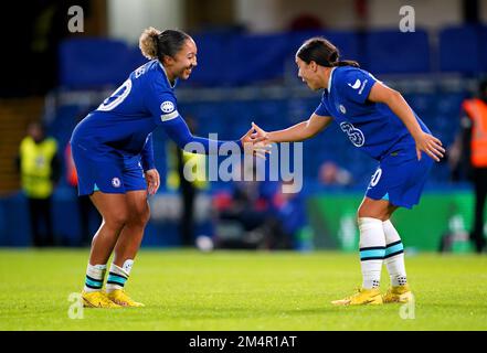 Lauren James di Chelsea (a sinistra) festeggia con il compagno di squadra Sam Kerr dopo aver segnato il terzo gol della partita durante la partita UEFA Women's Champions League Group A a a Stamford Bridge, Londra. Data immagine: Giovedì 22 dicembre 2022. Foto Stock