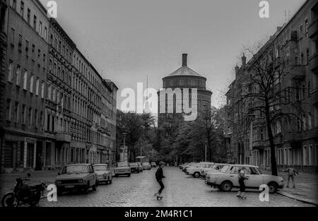 GDR, Berlino, 08. 10. 1988, bambini in Rykestrasse, vista della torre dell'acqua Foto Stock