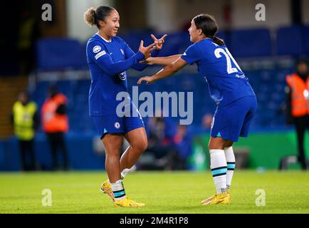 Lauren James di Chelsea (a sinistra) festeggia con il compagno di squadra Sam Kerr dopo aver segnato il terzo gol della partita durante la partita UEFA Women's Champions League Group A a a Stamford Bridge, Londra. Data immagine: Giovedì 22 dicembre 2022. Foto Stock