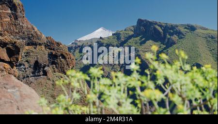 Vulcano Teide, Tenerife, Isole Canarie, Spagna. Vista sulla cima del Monte Teide innevato. Pico del Teide, Tenerife, Isole Canarie, Spagna. Da Masca Foto Stock