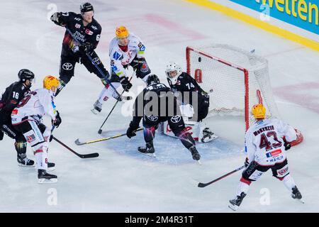 Colonia, Germania. 22nd Dec, 2022. Hockey su ghiaccio: DEL, Kölner Haie - Pinguins Bremerhaven, Hauptrunde, Giornata 34, RheinEnergieStadion. Il puck sorvola l'obiettivo di Colonia. Credit: Rolf Vennenbernd/dpa/Alamy Live News Foto Stock