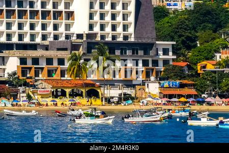 Puerto Escondido Oaxaca Messico 16. Dicembre 2022 pescherecci al porto e spiaggia di Zicatela a Puerto Escondido Oaxaca Messico. Foto Stock