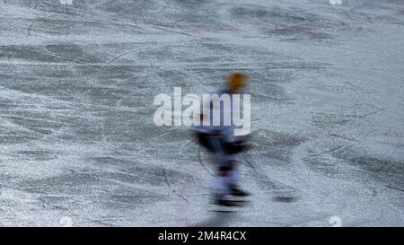 Colonia, Germania. 22nd Dec, 2022. Hockey su ghiaccio: DEL, Kölner Haie - Pinguins Bremerhaven, Hauptrunde, Giornata 34, RheinEnergieStadion. Tracce sul ghiaccio. Credit: Rolf Vennenbernd/dpa/Alamy Live News Foto Stock