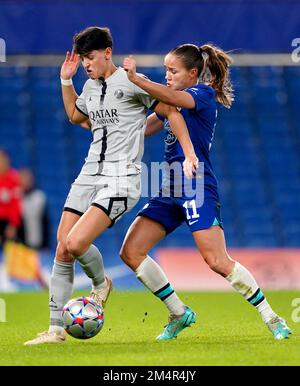 Elisa de Almeida di Parigi Saint-Germain (a sinistra) e Guro Reiten di Chelsea combattono per la palla durante la UEFA Women's Champions League Group A Match a Stamford Bridge, Londra. Data immagine: Giovedì 22 dicembre 2022. Foto Stock