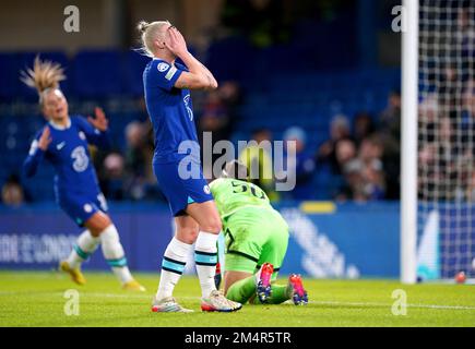 Il Chelsea's Bethany England ruba un'occasione perduta durante la partita UEFA Women's Champions League Group A allo Stamford Bridge, Londra. Data immagine: Giovedì 22 dicembre 2022. Foto Stock