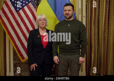 Credit: Ukraine Presidential Press Office/Alamy Live NewsWashington, Stati Uniti. 21 dicembre 2022. Il presidente ucraino Volodymyr Zelenskyy, a destra, si pone con il senatore Patty Murray dello Stato di Washington durante la sua visita al Congresso degli Stati Uniti a Capitol Hill, 21 dicembre 2022 a Washington, DC Foto Stock