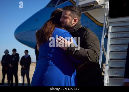 Credit: Ukraine Presidential Press Office/Alamy Live NewsClinton, Stati Uniti. 21 dicembre 2022. Il presidente ucraino Volodymyr Zelenskyy, abbraccia l'ambasciatore ucraino presso la U.S, Oksana Markarova, partito, all'arrivo alla base congiunta Andrews, 21 dicembre 2022 a Clinton, Maryland. Foto Stock