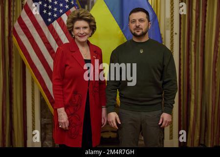 Credit: Ukraine Presidential Press Office/Alamy Live NewsWashington, Stati Uniti. 21 dicembre 2022. Il presidente ucraino Volodymyr Zelenskyy, a destra, si pone con il senatore Debbie Stabenow del Michigan durante la sua visita al Congresso degli Stati Uniti a Capitol Hill, 21 dicembre 2022 a Washington, DC Foto Stock