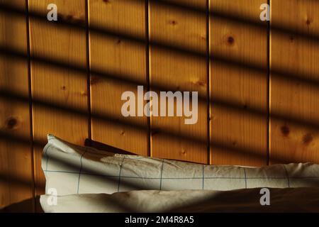 Accogliente camera da letto interno con il marrone scuro cuscini e cappello  nero sul letto Foto stock - Alamy