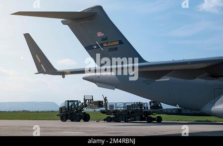 621st Contingency Response Wing Airmen di Travis Air Force base, California, scarica pallet di carico nell'Europa orientale, 5 maggio 2022. La 621st Contingency Response Wing ha implementato Airmen come elemento di risposta alle emergenze per spostare le risorse a supporto degli Stati Uniti Operazioni di comando europee. (STATI UNITI Foto dell'Aeronautica militare del personale Sgt. Dennis Hoffman) Foto Stock