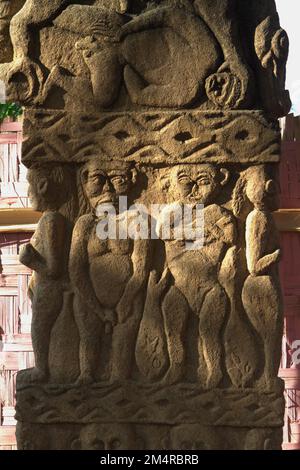 Sculture in pietra a forma umana raffiguranti l'uomo e la donna, fotografate durante la preparazione della tradizionale processione di matrimonio Sumbanese a Prailiu, Kambera, Sumba orientale, Nusa Tenggara orientale, Indonesia. Foto Stock