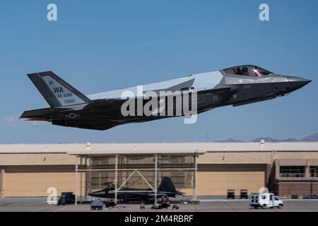 Un F-35A Lightning II, volato da un pilota di 65th Aggressor Squadron (AGRS), decollerà per il suo primo volo con un nuovo schema di verniciatura alla base dell'aeronautica militare di Nellis, Nevada, 26 maggio 2022. La missione dell'AGRS 65 è conoscere, insegnare e replicare le tattiche degli avversari aerei di quinta generazione. (STATI UNITI Foto Air Force di Airman 1st Class Josey Blades) Foto Stock