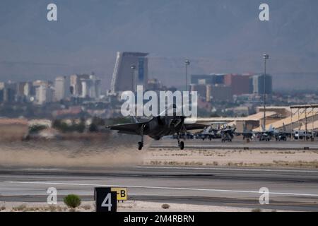 Un F-35A Lightning II, volato da un pilota di 65th Aggressor Squadron (AGRS), decollerà per il suo primo volo con un nuovo schema di verniciatura alla base dell'aeronautica militare di Nellis, Nevada, 26 maggio 2022. La missione dell'AGRS 65 è conoscere, insegnare e replicare le tattiche degli avversari aerei di quinta generazione. (STATI UNITI Foto Air Force di Airman 1st Class Josey Blades) Foto Stock