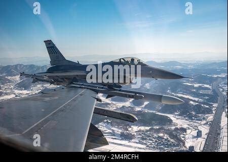 STATI UNITI Air Force F-16 Fighting Falcons assegnato al 36th Fighter Squadron volare in formazione, durante la conduzione di formazione di stretto supporto aereo (CAS) su Gyeonggi-do, Repubblica di Corea, 20 dicembre 2022. F-16 combattenti multirole eseguire una varietà di missioni tra cui la soppressione della difesa aerea nemica, il controllo aereo in avanti e CAS. (STATI UNITI Air Force foto di staff Sgt. Skyler Combs) Foto Stock