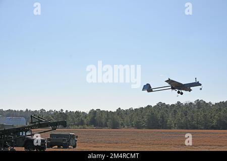 I soldati del 1st DET / 104th BEB (BRIGADE ENG BATTALLION) stanno completando i test del drone OMBRA non presidiato t-UAS. Questo drone di 12 piedi con un'apertura alare di 22 piedi è un drone base carburante che può restituire foto e video a un punto base. L'OMBRA viene lanciata da un catapulta pneumatico montato su un rimorchio, viene recuperata con l'ausilio di attrezzi di arresto simili ai getti su un portaerei. La telecamera elettroottica/infrarossa (EO/IR), raffreddata ad azoto liquido, stabilizzata digitalmente e montata su gimbal, trasmette video in tempo reale tramite un collegamento dati line-of-sight in banda C alla stazione di controllo a terra (GCS Foto Stock