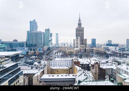 11.21.2022 Varsavia, Polonia. Tetti di costruzione coperti di neve. Grattacieli e Palazzo della Cultura e della Scienza visti sullo sfondo. Foto di alta qualità Foto Stock