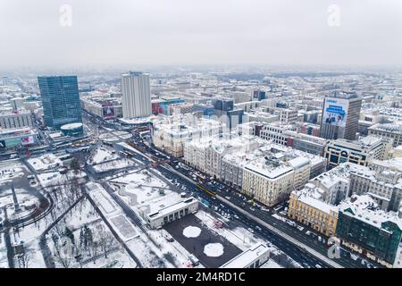 11.21.2022 Varsavia, Polonia. Molto centro di Varsavia - capitale europea della Polonia. Cielo nuvoloso. Prima neve su tetti e strade. Foto di alta qualità Foto Stock