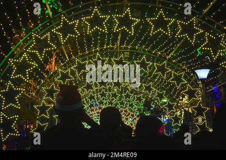 Kolkata, India. 22nd Dec, 2022. Le strade sono illuminate con luci decorate come parte del Festival di Natale di Kolkata a Kolkata. (Foto di Sudipta Das/Pacific Press) Credit: Pacific Press Media Production Corp./Alamy Live News Foto Stock