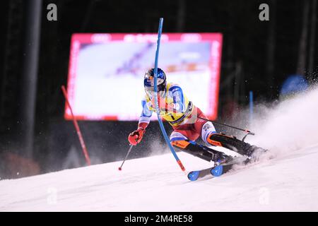 3Tre Slope, Madonna di Campiglio, Italia, 22 dicembre 2022, Clement Noel durante la FIS Alpine Ski World Cup - Slalom maschile - gara di sci alpino Foto Stock