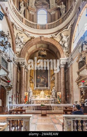 Verona, Italia - 5 agosto 2009: Persone all'interno della basilica di San Zeno a Verona. Costruita in stile romanico, la cattedrale è stata consacrata Foto Stock