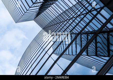 Vienna, Austria - 22 aprile 2009: Facciata della torre uniqa a Vienna, Austria. L'edificio ha ricevuto l'etichetta dell'Unione europea GreenBuilding. È la f Foto Stock