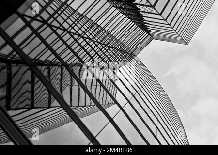 Vienna, Austria - 22 aprile 2009: Facciata della torre uniqa a Vienna, Austria. L'edificio ha ricevuto l'etichetta dell'Unione europea GreenBuilding. È la f Foto Stock