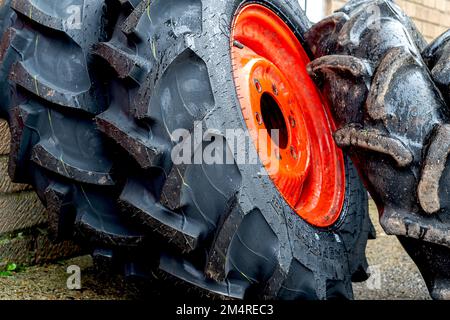 Una collezione di pneumatici di tipo agricolo al di fuori di un deposito pneumatici a Fakenham, Norfolk settentrionale, Regno Unito Foto Stock