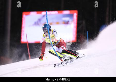 3Tre Slope, Madonna di Campiglio, Italia, 22 dicembre 2022, Johannes Strolz durante la FIS Alpine Ski World Cup - Slalom maschile - gara di sci alpino Foto Stock