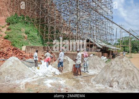 Anuradhapura, Sri Lanka - 13 maggio 2014: Operaio alle rovine del 3rd ° secolo Jetavanarama Dagoba presso l'antico sito di Anuradhapura in Sri Lanka. IO Foto Stock