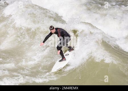 Monaco di Baviera, Germania - 7 aprile 2009: Persone che navigano sull'Isar per il concorso di apertura stagionale a Monaco di Baviera. Il surf sull'Isar e l'osservazione sono un famoso turista Foto Stock