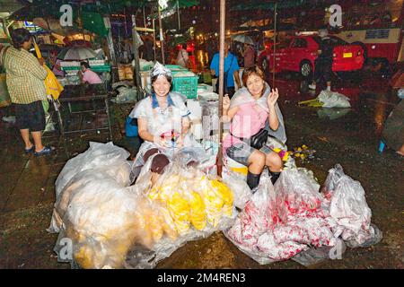 Bangkok, Thailandia - 12 maggio 2009: Le donne vendono fiori freschi al mercato mattutino Pak Khlong Thalat a Chinatown, a Bangkok, Thailandia. Foto Stock