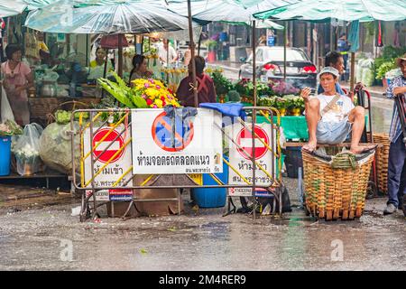 Bangkok, Thailandia - 12 maggio 2009: Forte pioggia durante la stagione delle piogge al mercato dei fiori da notte Pak Klong Thalat a Bangkok. Foto Stock