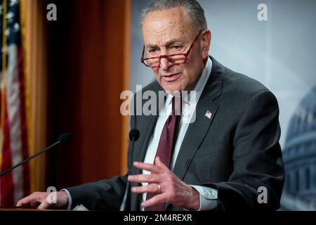 Chuck Schumer (democratico di New York), leader della maggioranza del Senato degli Stati Uniti, offre osservazioni sul Senateâs passaggio finale del pacchetto di spesa omnibus da $1,7 trilioni di dollari per mantenere il governo federale finanziato fino al 2023 settembre, al Campidoglio degli Stati Uniti a Washington, DC, giovedì 22 dicembre 2022. Credito: Rod Lamkey/CNP Foto Stock