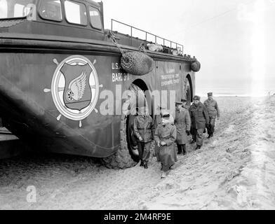 U. S. Giant Landing Craft 'BARC'. Fotografie dei programmi di Marshall Plan, mostre e personale Foto Stock