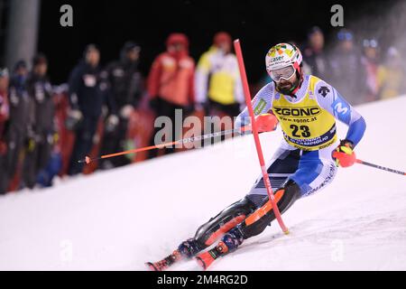 3Tre Slope, Madonna di Campiglio, Italia, 22 dicembre 2022, Joaquim Salarich (ESP) durante la FIS Alpine Ski World Cup - Slalom maschile - gara di sci alpino Foto Stock