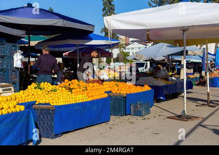 Antalya - Turchia, 12.18.2022 11:11:35 : venditori di mercato che si preparano per le vendite ad un mercato pubblico in Turchia. Negozianti che preparano bancarelle di frutta nel mar Foto Stock