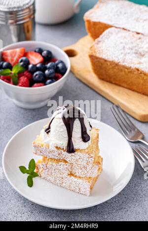 Torta di sterlina fatta in casa servita con gelato Foto Stock