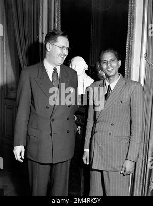 Paul Porter riceve il leader del lavoro indiano G. D. Sukhee. Fotografie dei programmi di Marshall Plan, mostre e personale Foto Stock