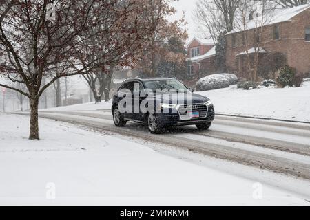 Chicago, Stati Uniti. 22 dicembre 2022. Tempo di Chicago: Il traffico passa come nevicate pesanti comincia in un sobborgo occidentale di Chicago come una tempesta invernale arriva nel Midwest. Le temperature sono attualmente -16C, ma il freddo del vento sembra -21C. Si prevede che le condizioni peggioreranno ulteriormente, trasformandosi in un cosiddetto “ciclone bomba”, che garantisce a molti un Natale bianco. Credit: Stephen Chung / Alamy Live News Foto Stock