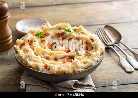 Purè di patate con pancetta ricoperta con pezzi di pancetta, contorno ricetta Foto Stock