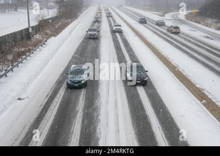 Chicago, Stati Uniti. 22 dicembre 2022. Tempo di Chicago: Il traffico passa come nevicate pesanti comincia in un sobborgo occidentale di Chicago come una tempesta invernale arriva nel Midwest. Le temperature sono attualmente -16C, ma il freddo del vento sembra -21C. Si prevede che le condizioni peggioreranno ulteriormente, trasformandosi in un cosiddetto “ciclone bomba”, che garantisce a molti un Natale bianco. Credit: Stephen Chung / Alamy Live News Foto Stock