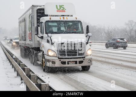 Chicago, Stati Uniti. 22 dicembre 2022. Tempo di Chicago: Il traffico passa come nevicate pesanti comincia in un sobborgo occidentale di Chicago come una tempesta invernale arriva nel Midwest. Le temperature sono attualmente -16C, ma il freddo del vento sembra -21C. Si prevede che le condizioni peggioreranno ulteriormente, trasformandosi in un cosiddetto “ciclone bomba”, che garantisce a molti un Natale bianco. Credit: Stephen Chung / Alamy Live News Foto Stock