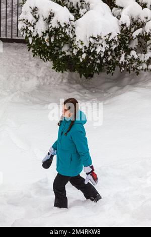 Giovane donna che attraversa la neve profonda a Steveston british Columbia Canada Foto Stock